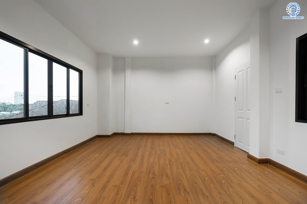 บ้านมือสองตกแต่งใหม่ ม.เศรณี ดอนเมือง-สรงประภา เนื้อที่ 27.7 ตร.ว. ฟังก์ชันจัดเต็ม 4 ห้องนอน 3 ห้องน้ำ จอดรถได้ 1 คัน ตอบโจทย์ครอบครัวใหญ่ มีความเป็นส่วนตัว เดินทางเข้าสู่ใจกลางเมืองได้อย่างสะดวกสบาย ใกล้สนามบินดอนเมือง และทางด่วนศรีสมาน...